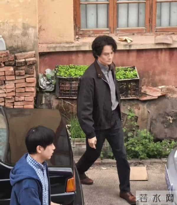 42岁王凯坐豪车现身福建农村，他变化好大，身材暴瘦，脸颊凹陷。