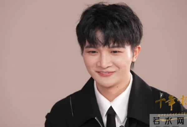 不到24小时，央媒两次点名周深，歌坛地位一览无遗，那英说对了