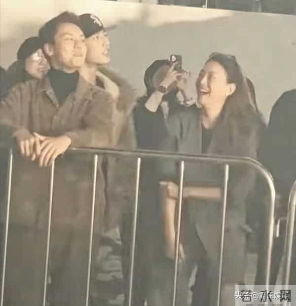 陈伟霆现身谢霆锋演唱会现场,侧颜逆天,霍汶希看得都犯花痴了