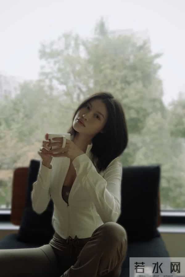 何穗在别墅晒产后美照！腹直肌分离身材未恢复，婆婆落地北京探望