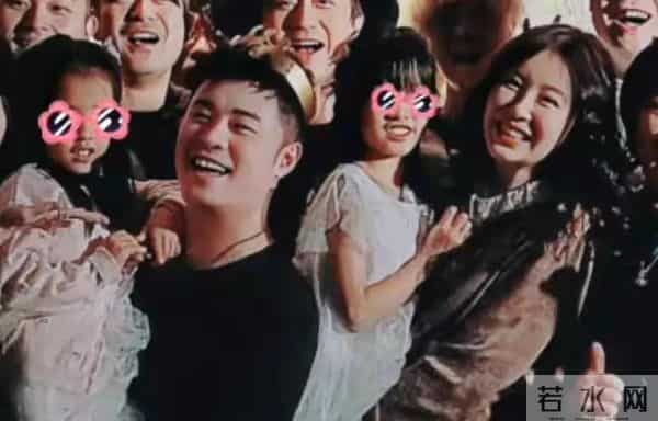 陈赫40岁生日合影鹿晗面部黢黑,范志毅罕见露面,寿星姿势惹非议