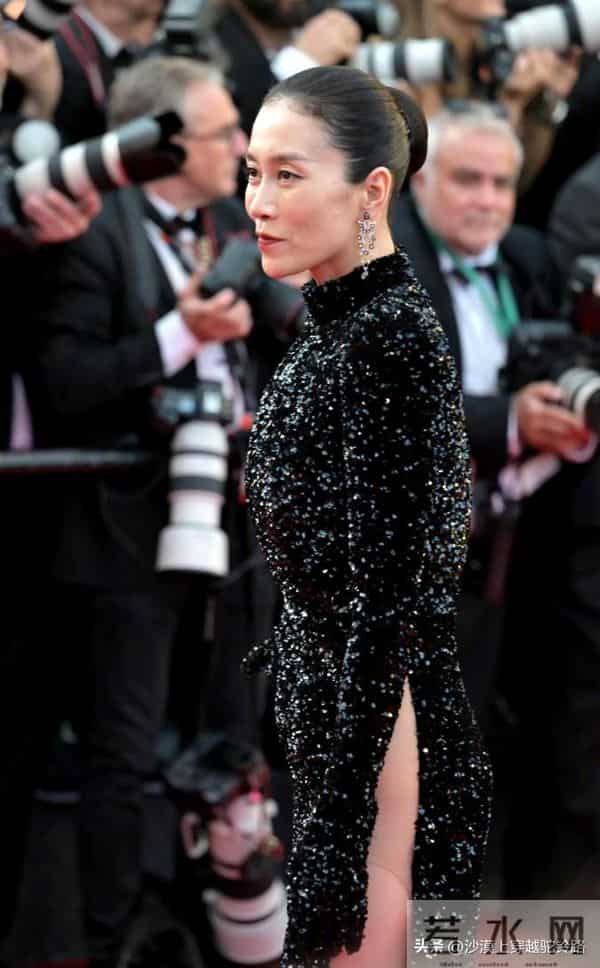 温峥嵘在戛纳电影节,高开叉亮片裙,不转身还好,一转身有点尴尬