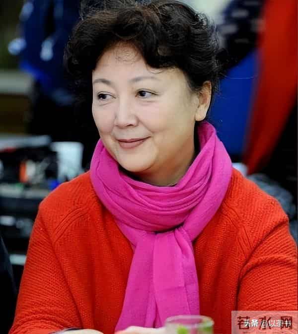 她与军官丈夫恩爱46年零绯闻,如今68岁直面衰老,比扮嫩惊艳