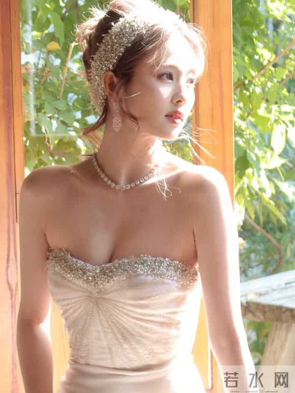 白鹿不要这么考验大家的定力!最近好爱穿抹胸裙啊