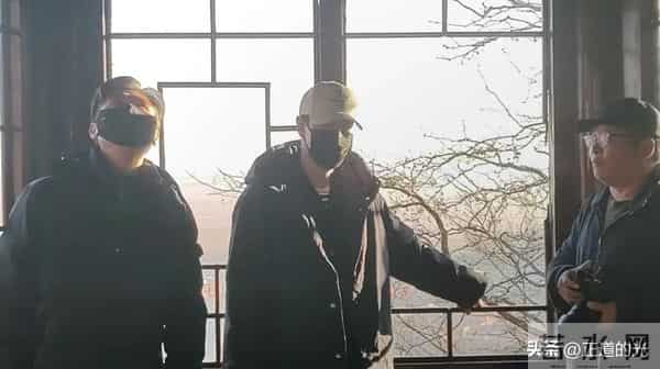 53岁辛柏青有气无力 站立需搀扶 丧妻后似丢了魂 和李乃文再拜大孤山