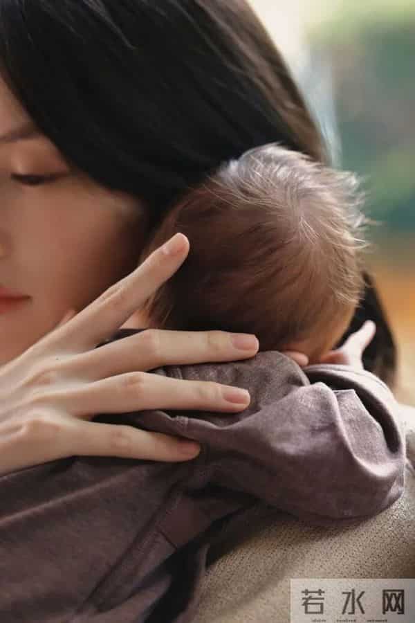 何穗官宣生子后晒瑜伽服照,网友赞“不愧是超模”