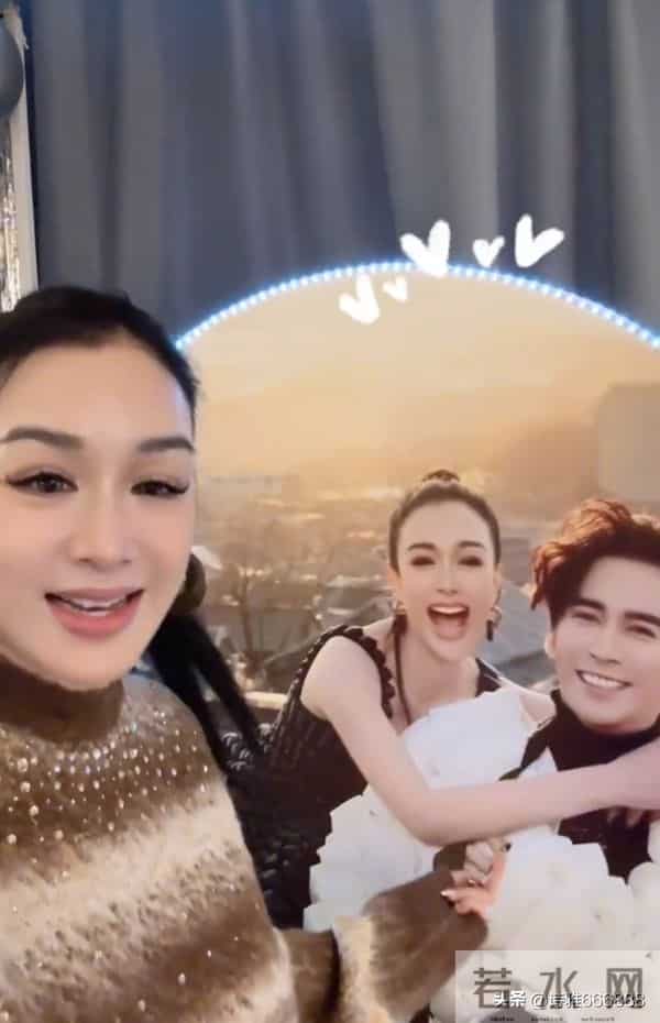 55岁钟丽缇和小12岁张伦硕庆祝结婚九周年,喝交杯酒亲吻甜蜜如初