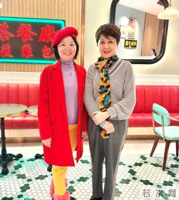 赌王四太梁安琪近况,皮松肉垮骨头突出,马来街头戴礼帽吃路边摊