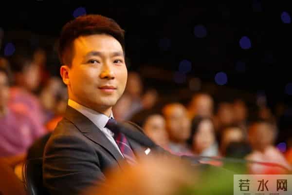 康辉接班人出现了!央视全网亮相,草根逆袭被怒赞,两人经历相似