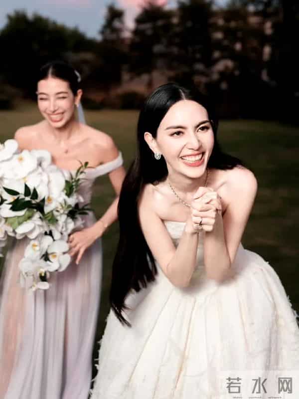 泰星Mai婚礼在私人豪宅举办,低调温馨,宾客20多人,花童是小狗