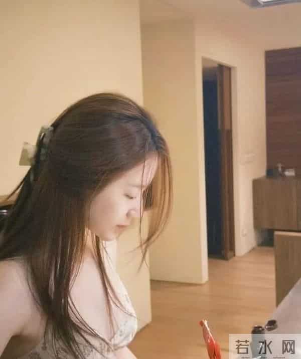 叶舒华在家穿得太少,暴露了巨好身材