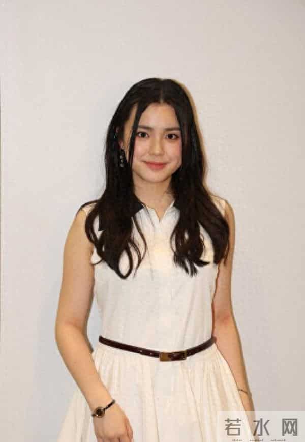 好甜！香港知名女歌手与李克勤儿子，手牵手亲密互动，全网催官宣