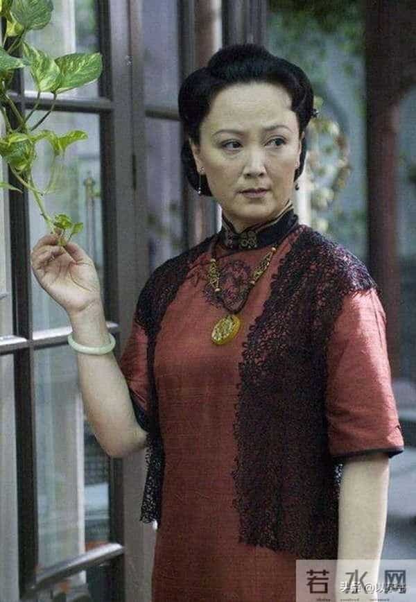 她与军官丈夫恩爱46年零绯闻,如今68岁直面衰老,比扮嫩惊艳