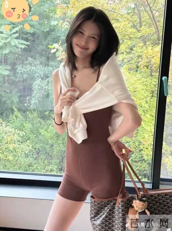 陈伟霆机场接妈妈 何穗穿情侣装首晒照迎婆婆 官宣后婆媳首聚超温馨