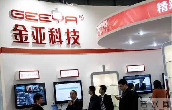 富商周旭辉：44岁娶小12岁女星童蕾，获刑3年后，妻女过得如何？