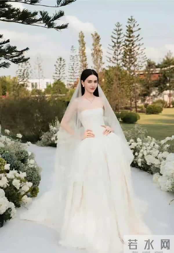 泰星Mai婚礼在私人豪宅举办,低调温馨,宾客20多人,花童是小狗