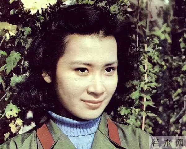 从车间钳工到国家一级演员，却因拍戏和丈夫离婚，今66岁依旧单身