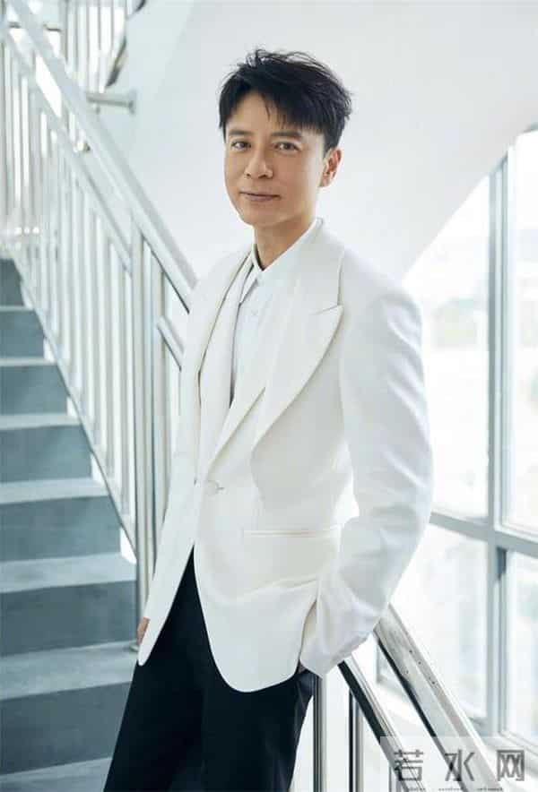 好甜！香港知名女歌手与李克勤儿子，手牵手亲密互动，全网催官宣