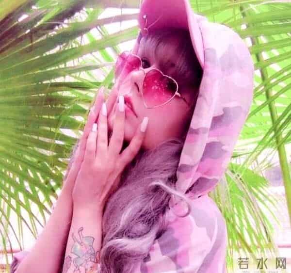 吴卓林的妻子罕见露面,7年不回家改变巨大,打扮靓丽生活变好了