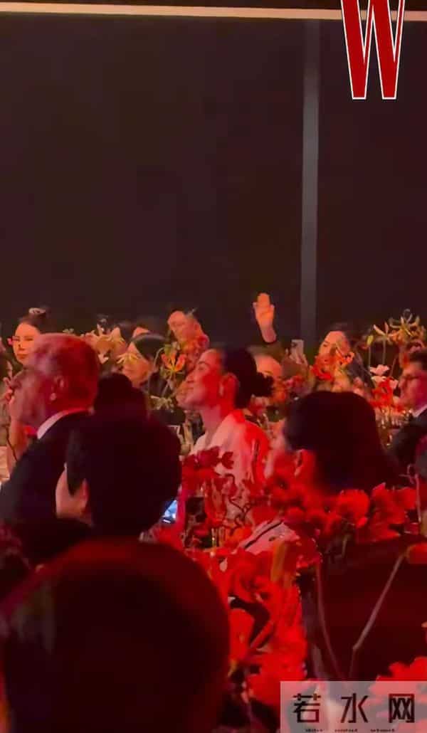 这一夜,巩俐头发白了,朱珠和卡地亚高层跳舞,郭晶晶盘发贵气