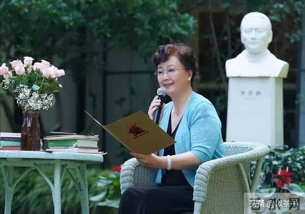 她与军官丈夫恩爱46年零绯闻,如今68岁直面衰老,比扮嫩惊艳