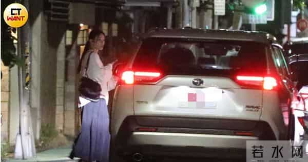 直击王大陆「深夜遭警察关切」！放假带女友吃日料  大飞柯震东也在