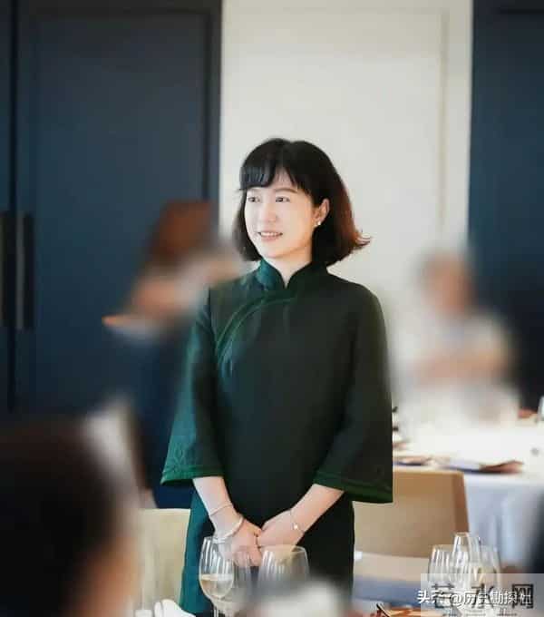 这是翁帆和杨振宁领证留影,弟弟、弟媳陪同,杨振宁一脸不好意思