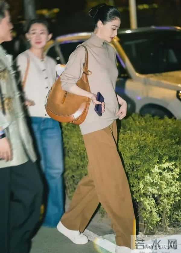 41岁蒋欣穿卡其上衣配棕色长裤 高级又洋气 瘦身成功后美得超惊艳
