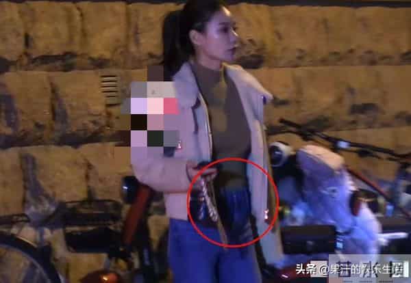 知名娱记拍到，筱梅陪小菲等车！小腹隆起明显，疑有四月身孕！