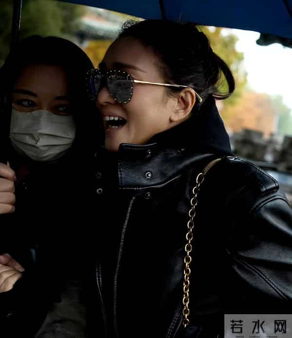 59岁巩俐近况惹人心酸,一头白发尽显老态,给"丁克"们提了个醒