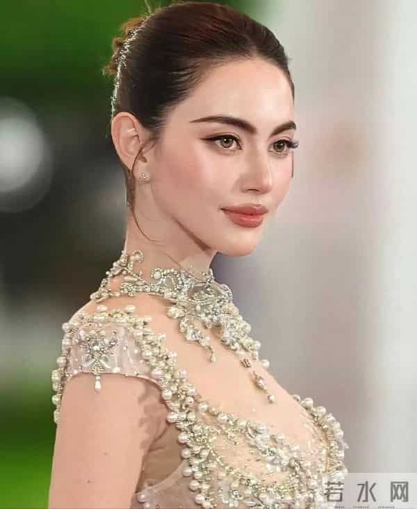 33岁女星将嫁大9岁男星!婚戒15克拉,买1600平地建房,写女方名