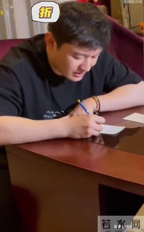 黄晓明一家4口参加生日宴!小海绵被奶奶搂在怀中,长腿溢出屏幕