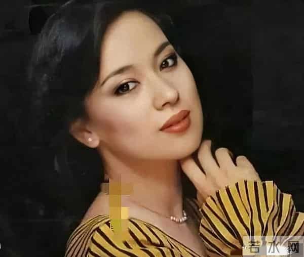 42岁结婚6年后回归单身,在97岁母亲面前,她仍是爱唱歌的小女孩