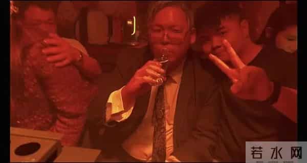 向太脸都被儿子丢尽了!向佑满肚肥肠带女友酒吧挥霍,38岁仍啃老