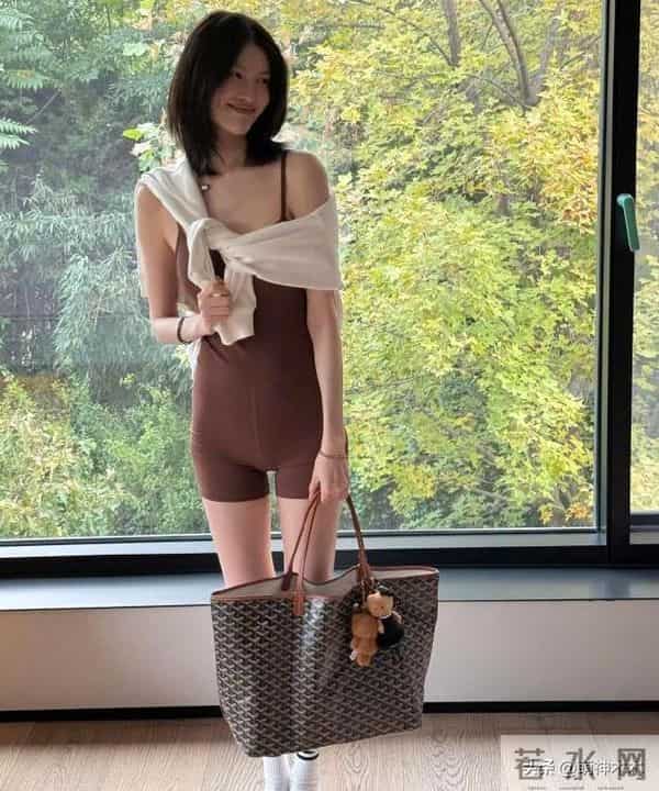 何穗首晒产后美照!身材苗条丰满,被质疑传递焦虑,本人连忙删图