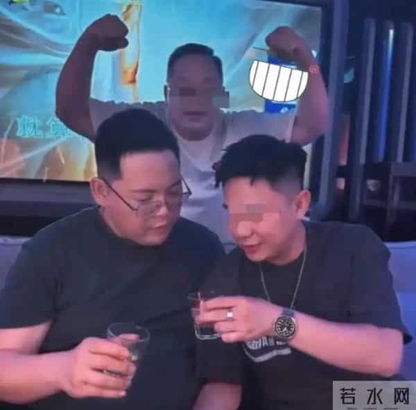 向太脸都被儿子丢尽了!向佑满肚肥肠带女友酒吧挥霍,38岁仍啃老