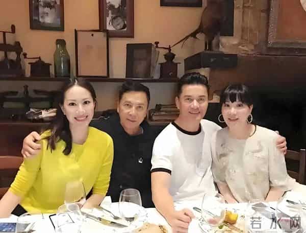 甄子丹夫妇和吕良伟夫妇一起合影留念，两位女士气质优雅 落落大方