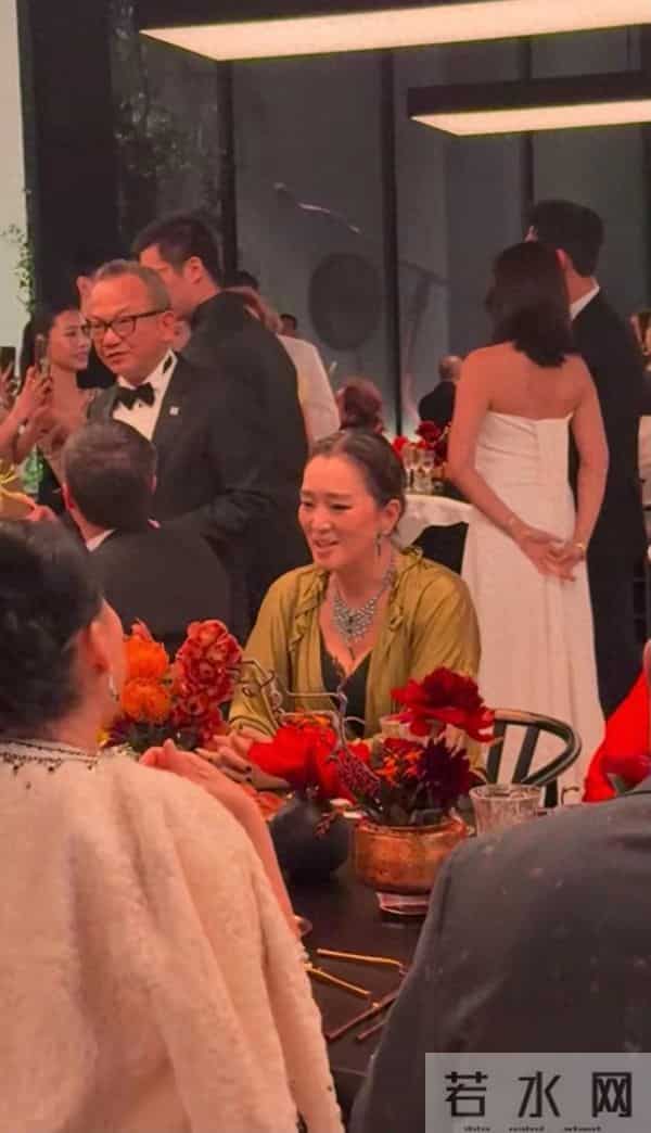 这一夜，巩俐头发白了，朱珠和卡地亚高层跳舞，郭晶晶盘发贵气