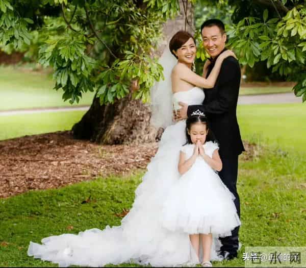 53岁辛柏青有气无力 站立需搀扶 丧妻后似丢了魂 和李乃文再拜大孤山