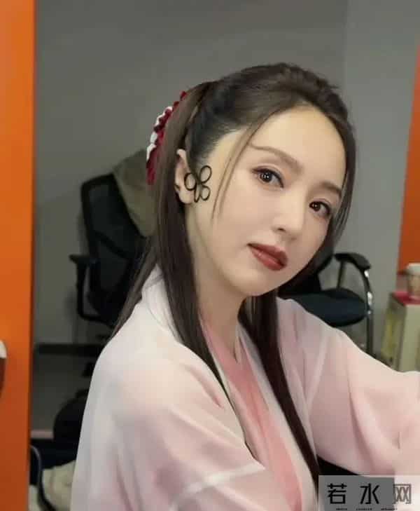 董璇大聊婚后生活，回应67元婚礼餐标，上几千个热搜乐的合不拢嘴