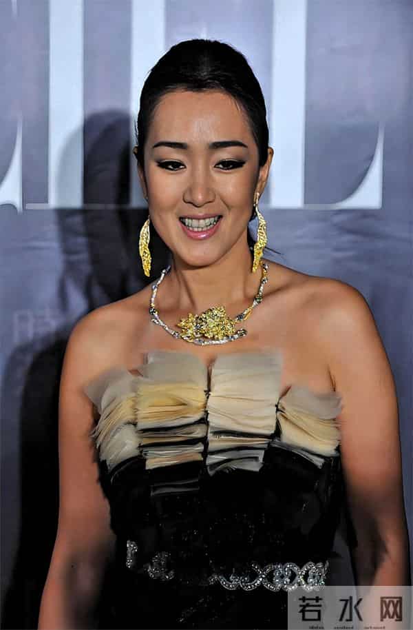 巩俐一头银发现身晚宴!从容老去拒绝修饰,真实状态最美!