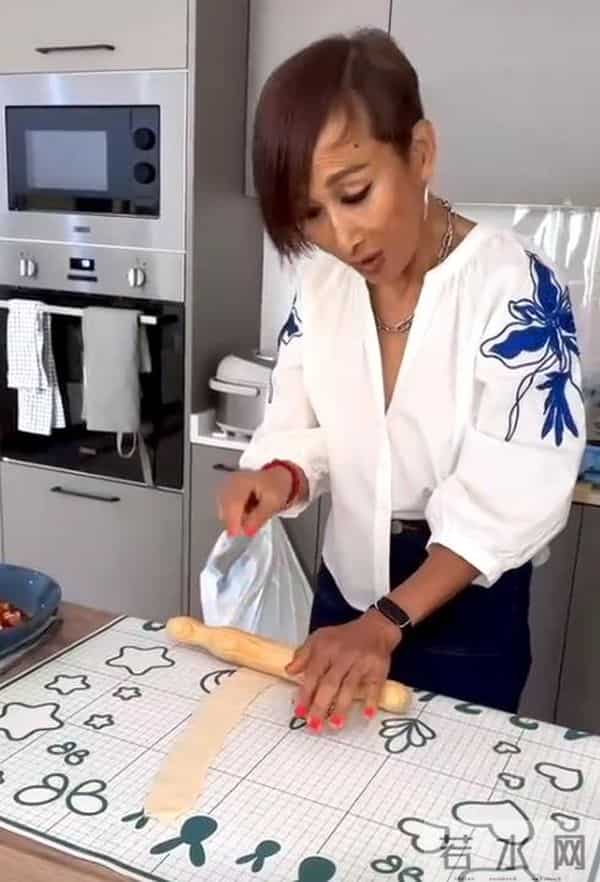 上海歌手沈小岑:定居西班牙,和英国老公很甜蜜,68岁瘦到快脱相