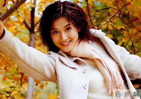 离婚后只字不提前夫侯勇,与女儿相依为命,如今46岁似冻龄少女