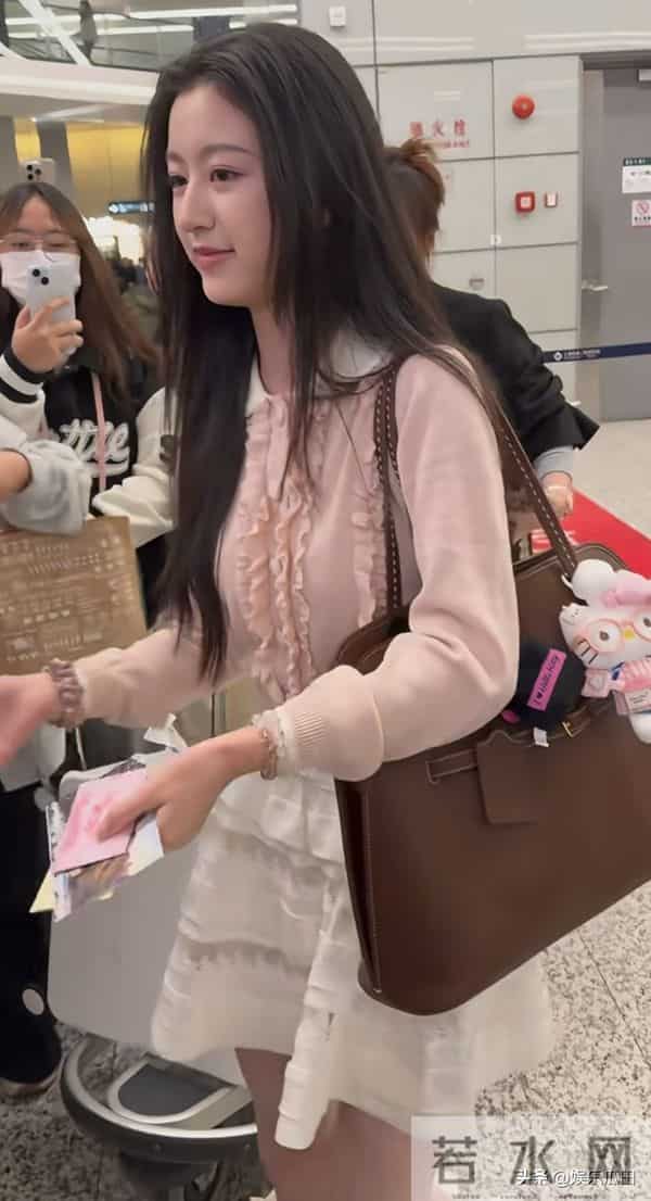 16岁裴佳欣现身机场被偶遇，粉上衣配白短裙，好清纯好可爱