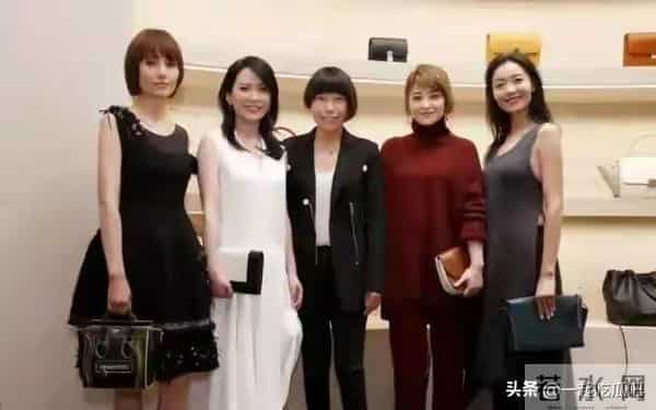 50岁梅婷新剪了波波头年轻25岁,穿毛衣+阔腿裤,美得像换了个人