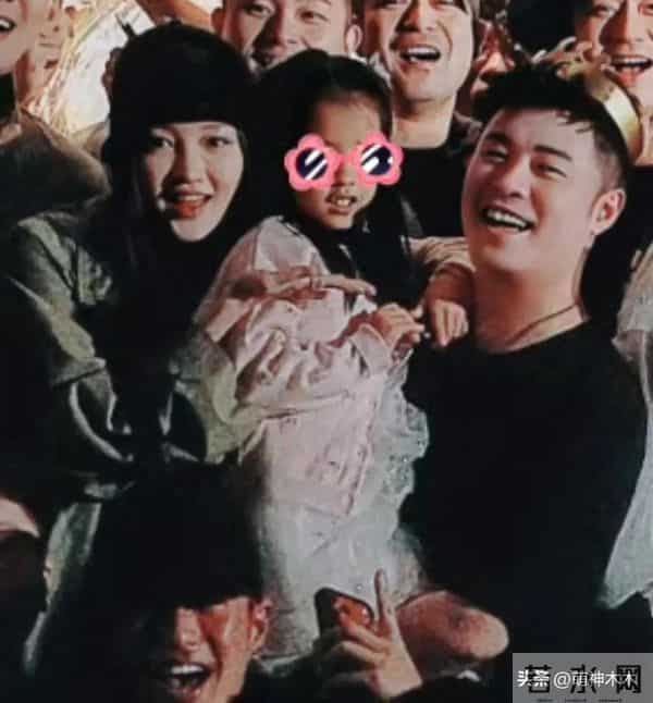 陈赫40岁生日合影惹争议，拍照没朝向老婆，与另一异性更像一家人