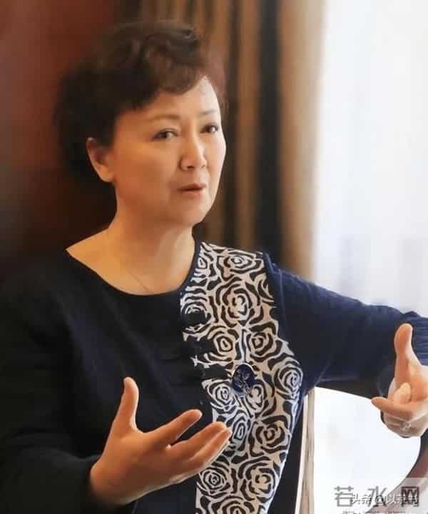 她与军官丈夫恩爱46年零绯闻,如今68岁直面衰老,比扮嫩惊艳