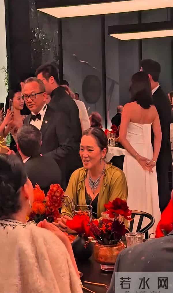 巩俐一头银发现身晚宴!从容老去拒绝修饰,真实状态最美!