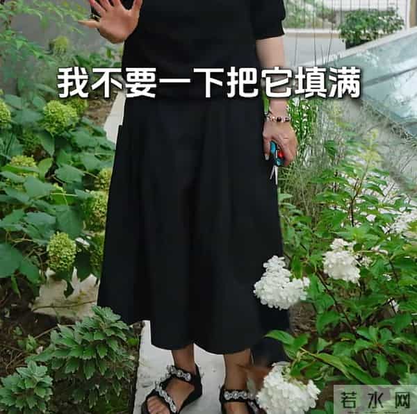 破产后，王中磊搬新家还住别墅，院子稀稀拉拉，老婆叹回不到以前