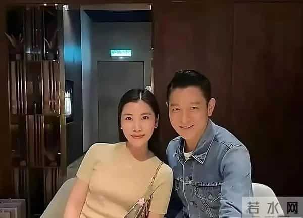 64岁的刘德华终于开始大大方方的公开自己和老婆朱丽倩的照片。